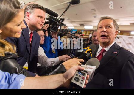 Milwaukee, Wisconsin, USA. 10. November 2015. Ohio Gouverneur JOHN KASICH spricht gegenüber Reportern nach dem zweiten von zwei GOP Präsidentendebatten im Teatro Milwaukee. © Daniel DeSlover/ZUMA Draht/Alamy Live-Nachrichten Stockfoto