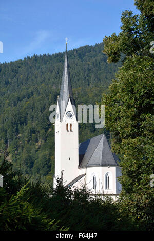 Katholische Pfarrkirche Sankt Leonhard von Kreuth am Tegernse in Oberbayern - Deutschland. Stockfoto