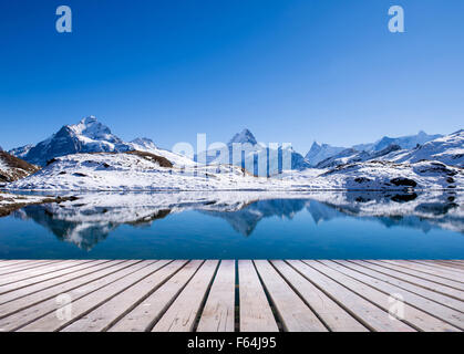 schneebedeckten Gipfeln der Jungfrau Region Grindelwald Schweiz mit Holzterrasse Stockfoto