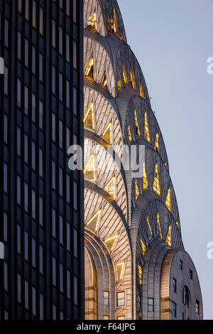 Detail der beleuchteten Art déco-Krone des Midtown Manhattan Chrysler Building vor Einbruch der Dunkelheit. New York City Stockfoto