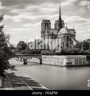 & Schwarz-weiß Notre Dame de Paris Kathedrale auf Île De La Cité mit der Seineufer und des Erzbischofs Brücke, Paris, Frankreich Stockfoto