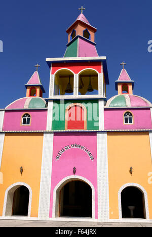 Hell gestrichenen mexikanischen Kirche an Herbolaria Beto Ramon, Aguacatitla, Axtla de Terrazas, San Luis Potosi, Mexiko Stockfoto