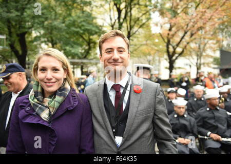 New York City, USA. 10. November 2015. Gast kommt im Madison Park tragen rote Mohnblume, eine britische Symbol der Gedenkstätte für Service-Mitglieder seit dem Ende des Weltkrieges. Veteranen Tag in New York City war geprägt von der traditionellen Kranzniederlegung im Madison Park, der die jährliche Parade entlang der Fifth Avenue vorausgeht. © Andy Katz/Pacific Press/Alamy Live-Nachrichten Stockfoto