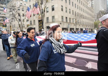 New York City, USA. 10. November 2015. Demonstranten tragen Replik Ground Zero US-Flagge. New York Citys Veterans Day wurde von der US Navy als das diesjährige Top Service und grand Marshal und Weltkrieg zwei Marine-Veteran Robert Morgenthau geführt. © Andy Katz/Pacific Press/Alamy Live-Nachrichten Stockfoto