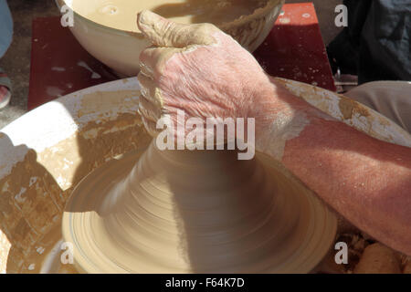 Spitze von den Händen eines Töpfers tun Keramik Stockfoto