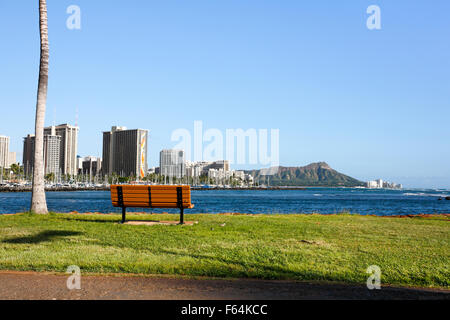 Honolulu, Hawaii. 6. November 2015. Berg Diamond Head und Waikiki Hotels von Magic Island in Ala Moana Beach Park gesehen. Stockfoto