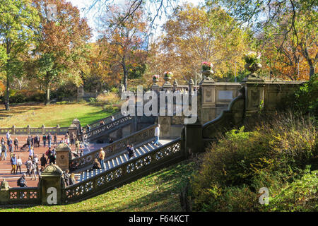 Touristen genießen Bethesda Terrasse, Central Park, New York Stockfoto