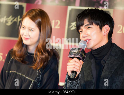 Yoo Seung-ho und gehen Ara, 11. November 2015: südkoreanischer Schauspieler Yoo Seung-ho (R) und Schauspielerin gehen Ara besuchen eine Presse-Präsentation für ihren neuen Film "The Joseon Magician" in Seoul, Südkorea. © Lee Jae-Won/AFLO/Alamy Live-Nachrichten Stockfoto