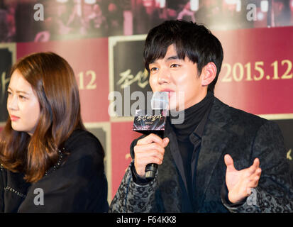 Yoo Seung-ho und gehen Ara, 11. November 2015: südkoreanischer Schauspieler Yoo Seung-ho (R) und Schauspielerin gehen Ara besuchen eine Presse-Präsentation für ihren neuen Film "The Joseon Magician" in Seoul, Südkorea. © Lee Jae-Won/AFLO/Alamy Live-Nachrichten Stockfoto