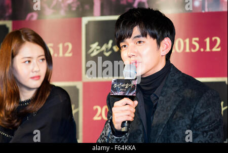 Yoo Seung-ho und gehen Ara, 11. November 2015: südkoreanischer Schauspieler Yoo Seung-ho (R) und Schauspielerin gehen Ara besuchen eine Presse-Präsentation für ihren neuen Film "The Joseon Magician" in Seoul, Südkorea. © Lee Jae-Won/AFLO/Alamy Live-Nachrichten Stockfoto