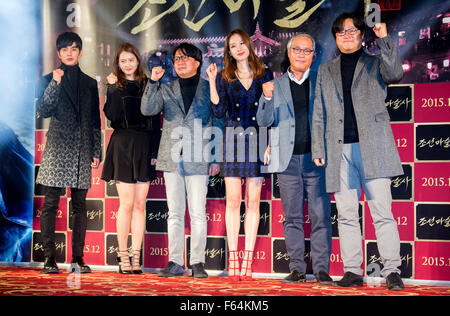 Yoo Seung-ho, gehen Ara, Kim Dae-Seung, Jo Yoon-Hee, Lee Gyeung-jung und Kwak-Won, 11. November 2015: Darsteller des neuen südkoreanischen Film, die Joseon-Zauberer, Yoo Seung-ho (L), gehen Ara (2 L), Jo Yoon-Hee (3. R), Lee Gyeung-Young (2. R) und Kwak Do-won (R) posieren mit Regisseur Kim Dae-Seung während einer Presse-Präsentation für ihren neuen Film in Seoul , South Korea. © Lee Jae-Won/AFLO/Alamy Live-Nachrichten Stockfoto