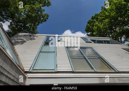 Außenansicht eines dreistöckigen Hauses, Connecticut, USA. Stil der 60er Jahre Stockfoto