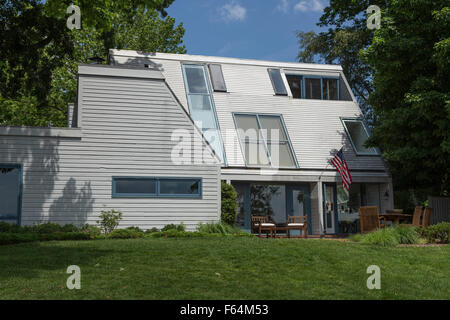 Außenansicht eines dreistöckigen Hauses, Connecticut, USA. Stil der 60er Jahre Stockfoto