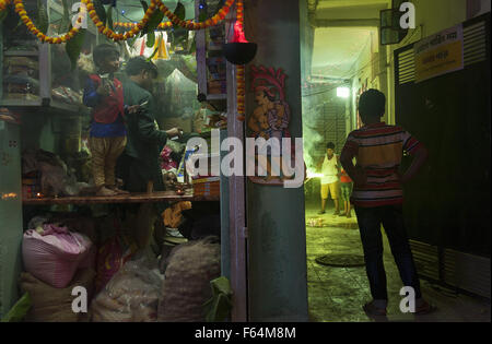 Kolkata, Indian state West Bengal. 11. November 2015. Indische Kinder genießen Kali Puja und Dewali in Kolkata, Hauptstadt des östlichen indischen Bundesstaat Westbengalen, 11. November 2015. Kali Puja, eine Hindu-Festival feierte im östlichen Indien und Diwali, das Festival der Lichter und der größte Hindu-Fest des Jahres werden gleichzeitig in Indien gefeiert. Bildnachweis: Tumpa Mondal/Xinhua/Alamy Live-Nachrichten Stockfoto