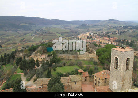 Der feine Stadttürme in San Gimignano mit Blick über die Dächer und schönen toskanischen Hügeln von Siena, Italien. Luftbild Stockfoto