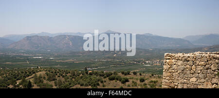 Panoramablick auf Berge über das Tal von historischen Stätte von Mykene, Griechenland, das gesagt wird, das Profil des Agamemnon Stockfoto