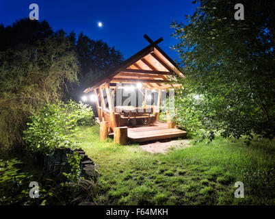Fee-Pavillon in Wäldern beleuchtet Laternen bei Nacht Stockfoto