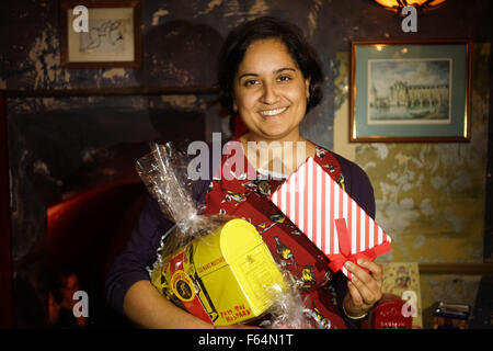 London, UK. 10. November 2015. Gewinner des Code-Breaking Quiz testen am Gedenktag der Frauengeschichte Entscheidungsträger auf Glücksschwein, London feiern. Bildnachweis: Siehe Li/Alamy Live News Stockfoto