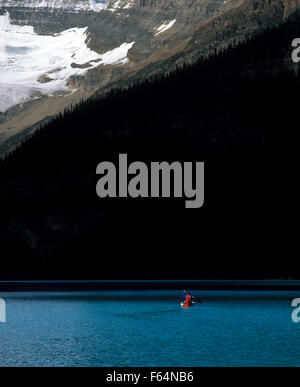 Kanada, Alberta, Kanu auf dem Lake Louise Stockfoto