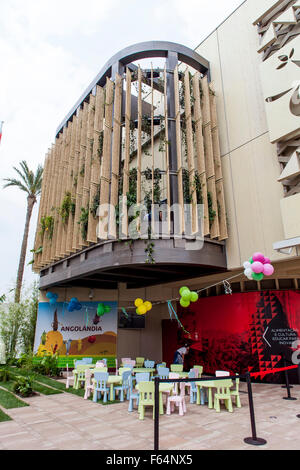 Mailand, Italien - 1. Juni 2015: Nicht identifizierten Personen durch die Angola-Pavillon auf der EXPO 2015 in Mailand, Italien. EXPO 2015 fand vom Stockfoto