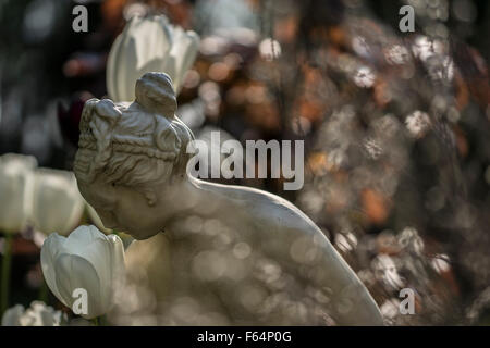 Gartenstatue in am Nachmittag Licht - Mai Stockfoto