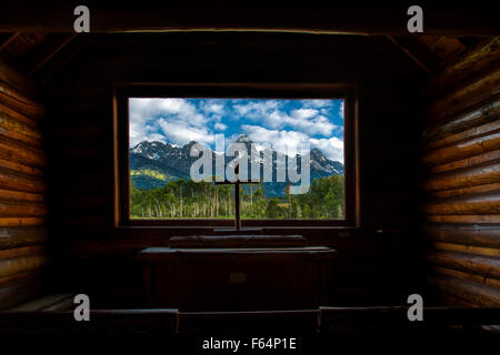 Am frühen Morgen Blick auf die Grand Teton Berge im Inneren der Kapelle der Verklärung befindet sich innerhalb des Parks Stockfoto
