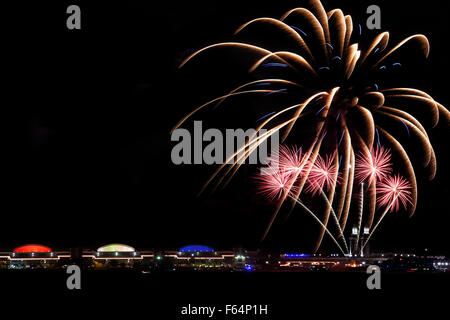 Ausbruch von Feuerwerk über Navy Pier in Chicago. Stockfoto