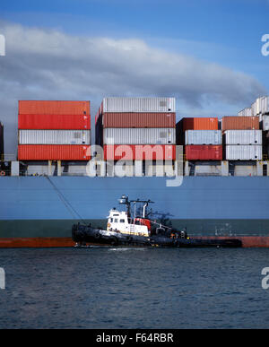 Kalifornien, Long Beach Harbor, Schlepper Führung Frachtschiff Stockfoto