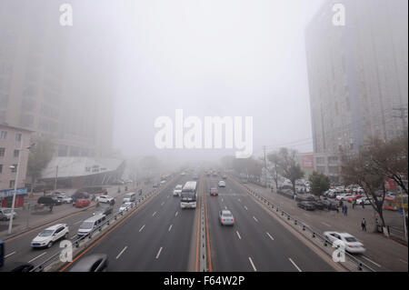 Shenyang, China Liaoning Provinz. 12. November 2015. Autos fahren auf der Straße in Shenyang, Hauptstadt des nordöstlichen Chinas Liaoning Provinz, 12. November 2015. Shenyang begrüßte dichten Nebel am Donnerstag. © Zhang Wenkui/Xinhua/Alamy Live-Nachrichten Stockfoto