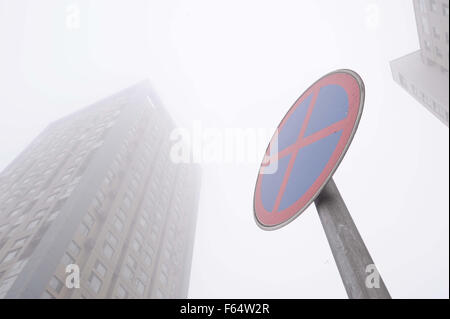 Shenyang, China Liaoning Provinz. 12. November 2015. Gebäude sind durch Nebel in Shenyang, Hauptstadt des nordöstlichen Chinas Liaoning Provinz, 12. November 2015 gehüllt. Shenyang begrüßte dichten Nebel am Donnerstag. © Zhang Wenkui/Xinhua/Alamy Live-Nachrichten Stockfoto