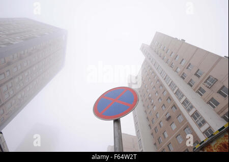 Shenyang, China Liaoning Provinz. 12. November 2015. Gebäude sind durch Nebel in Shenyang, Hauptstadt des nordöstlichen Chinas Liaoning Provinz, 12. November 2015 gehüllt. Shenyang begrüßte dichten Nebel am Donnerstag. © Zhang Wenkui/Xinhua/Alamy Live-Nachrichten Stockfoto