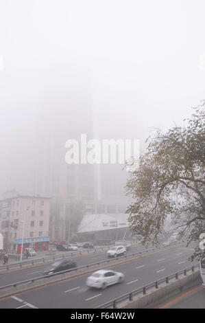 Shenyang, China Liaoning Provinz. 12. November 2015. Autos fahren auf der Straße in Shenyang, Hauptstadt des nordöstlichen Chinas Liaoning Provinz, 12. November 2015. Shenyang begrüßte dichten Nebel am Donnerstag. © Zhang Wenkui/Xinhua/Alamy Live-Nachrichten Stockfoto