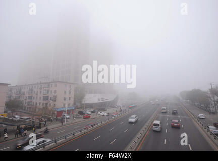 Shenyang, China Liaoning Provinz. 12. November 2015. Autos fahren auf der Straße in Shenyang, Hauptstadt des nordöstlichen Chinas Liaoning Provinz, 12. November 2015. Shenyang begrüßte dichten Nebel am Donnerstag. © Zhang Wenkui/Xinhua/Alamy Live-Nachrichten Stockfoto