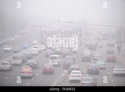 Shenyang, China Liaoning Provinz. 12. November 2015. Autos fahren auf der Straße in Shenyang, Hauptstadt des nordöstlichen Chinas Liaoning Provinz, 12. November 2015. Shenyang begrüßte dichten Nebel am Donnerstag. © Zhang Wenkui/Xinhua/Alamy Live-Nachrichten Stockfoto