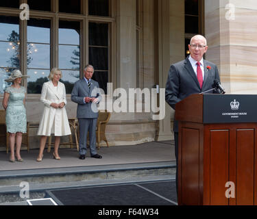 Sydney, Australien. 12. November 2015. Prinz Charles, Prinz von Wales (3L) und Camilla (2L), Herzogin von Cornwall besuchte eine Regierung Haus Empfang von seiner Exzellenz General The Honourable David Hurley AC DSC (wäre Ret) Gouverneur (R) und Frau Linda Hurley (L). Bildnachweis: MediaServicesAP/Alamy Live-Nachrichten Stockfoto