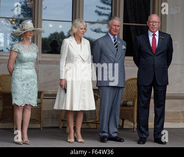 Sydney, Australien. 12. November 2015. Prinz Charles, Prinz von Wales (3L) und Camilla (2L), Herzogin von Cornwall besuchte eine Regierung Haus Empfang von seiner Exzellenz General The Honourable David Hurley AC DSC (wäre Ret) Gouverneur (R) und Frau Linda Hurley (L). Bildnachweis: MediaServicesAP/Alamy Live-Nachrichten Stockfoto