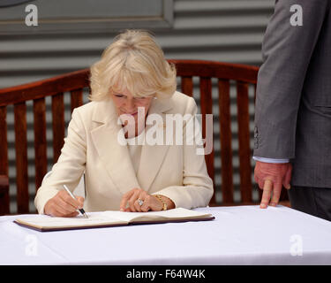 Sydney, Australien. 12. November 2015. Camilla, Herzogin von Cornwall unterschreibt das Gästebuch nach einem Besuch in der NSW montiert Polizeieinheit in Redfern, Sydney. Bildnachweis: MediaServicesAP/Alamy Live-Nachrichten Stockfoto