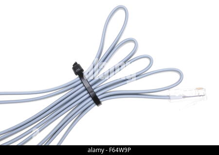 Patchkabel mit RJ45-Steckern und Kabelbinder isoliert auf weißem Hintergrund Stockfoto