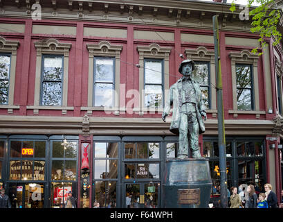 Statue von Gassy Jack und Geschäfte in Gastown Viertel von Vancouver, BC, Kanada Stockfoto