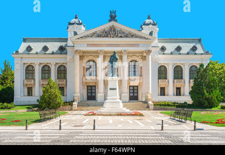 IASI, Rumänien - 3. August 2015: Das Nationaltheater von Iasi mit Statue des rumänischen Dichters Vasile Alecsandri davor Stockfoto