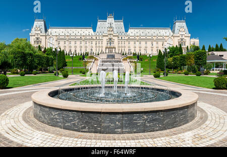 IASI, Rumänien - 3. August 2015: Kulturpalast mit seinem schönen Garten und Brunnen ist der Hauptanziehungspunkt der M Stockfoto