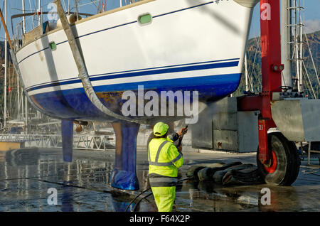 Fahrtenyacht aufgehoben und Jet-gewaschen, um marine Ablagerungen entfernen. Stockfoto