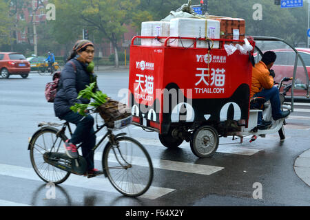 Elektrisches Dreirad von tmall.com, b2c Online Einzelhandel, von Alibaba Group betrieben, in Peking, China. Stockfoto