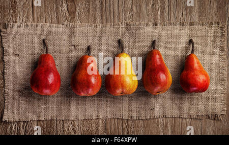 vier bunte Birnen Closeup auf Vintage Holztisch Stockfoto