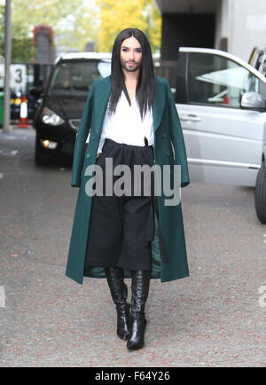 Conchita Wurst außerhalb ITV Studios mit: Conchita Wurst wo: London, Vereinigtes Königreich bei: 12. Oktober 2015 Stockfoto