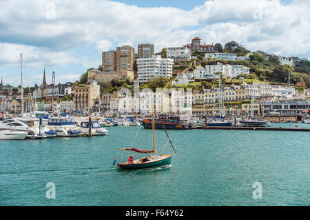 Segelboot im Binnenhafen von Torquay, Torbay, England, Großbritannien Stockfoto