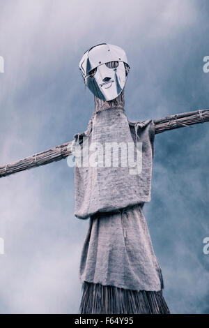 eine Vogelscheuche mit einer modernen Maske Stockfoto