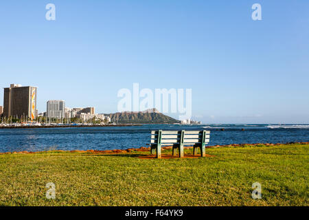 Honolulu, Hawaii. 6. November 2015. Berg Diamond Head und Waikiki Hotels von Magic Island in Ala Moana Beach Park gesehen. Stockfoto