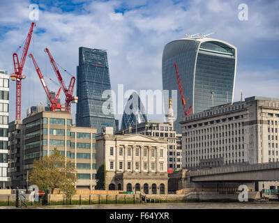 Skyline von London mit Bürogebäude von der Themse aus gesehen Stockfoto