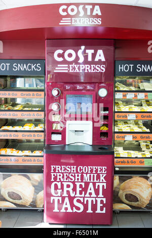 Costa Express Kaffee und Heißgetränke-Maschine in einem Cost-Cutter-Shop Stockfoto